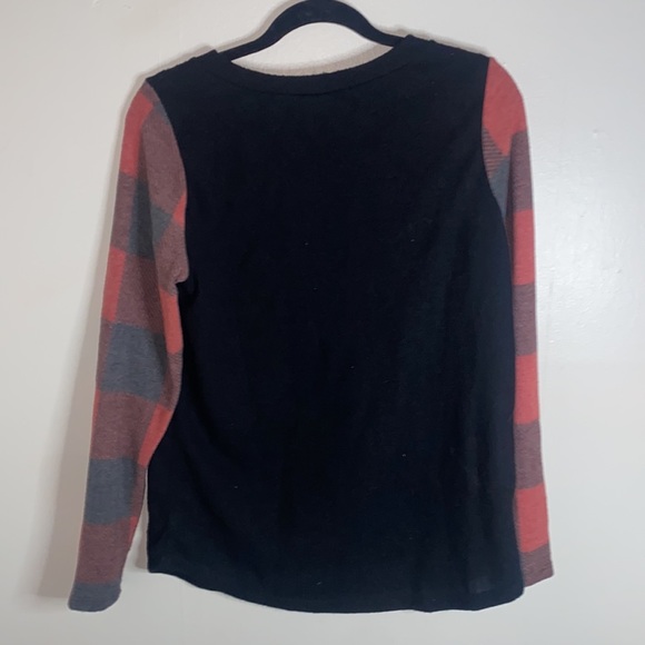 🎱Adorable plaid long sleeved top with a bright sequin pocket! - Picture 7 of 7